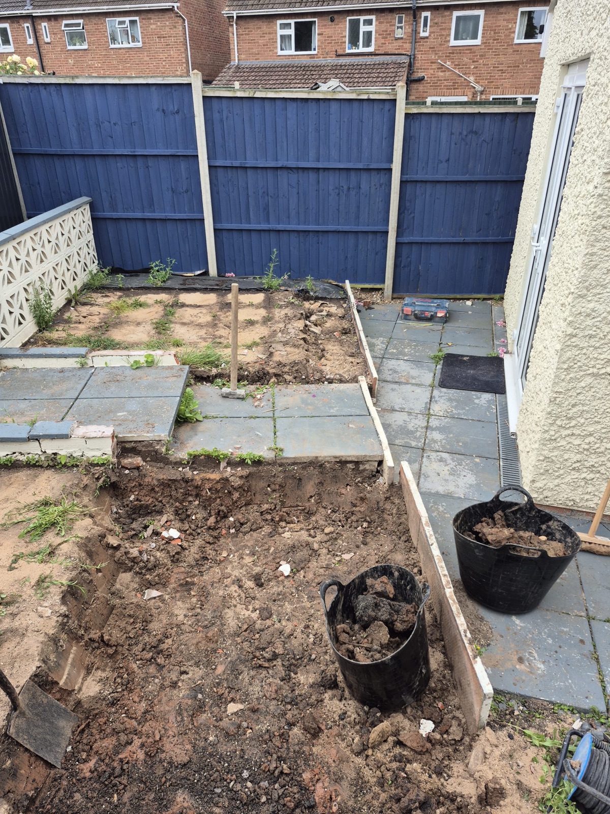 Porcelain patio with sleeper beds and steps — step 2